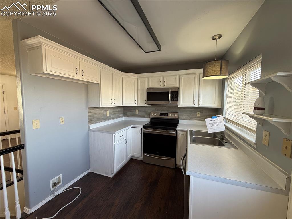 Image 10 of 21: Kitchen