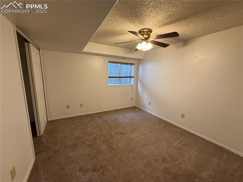 Image 18 of 21: Bedroom