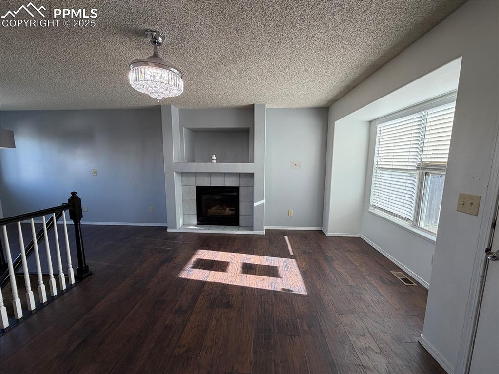 Image 3 of 21: Living Room