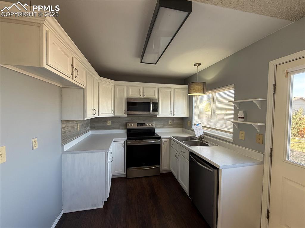 Image 4 of 21: Kitchen