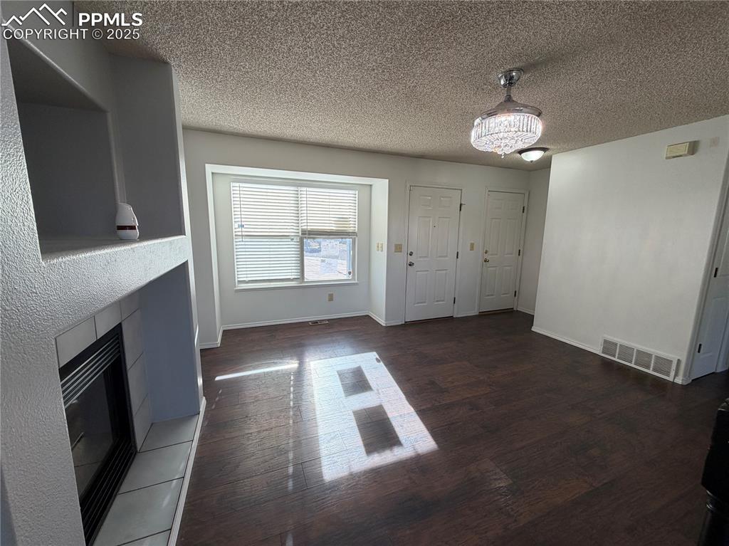 Image 5 of 21: Dining Area