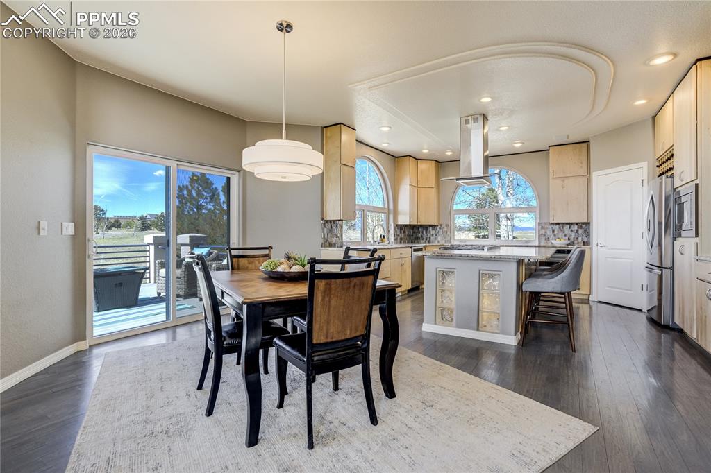 Image 18 of 50: Dining Area