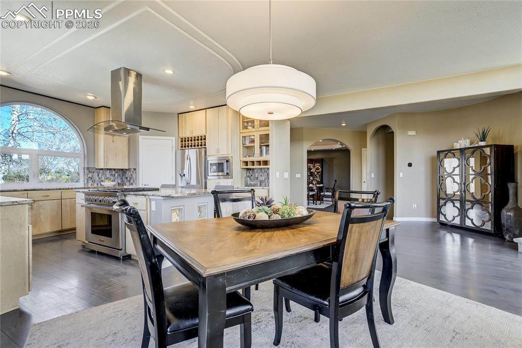 Image 19 of 50: Dining Area