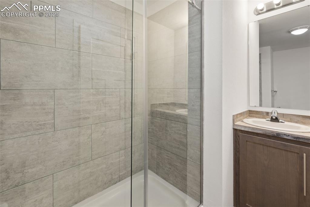 Image 16 of 35: Bathroom