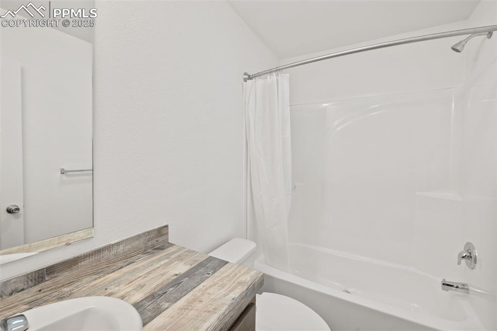 Image 24 of 35: Bathroom