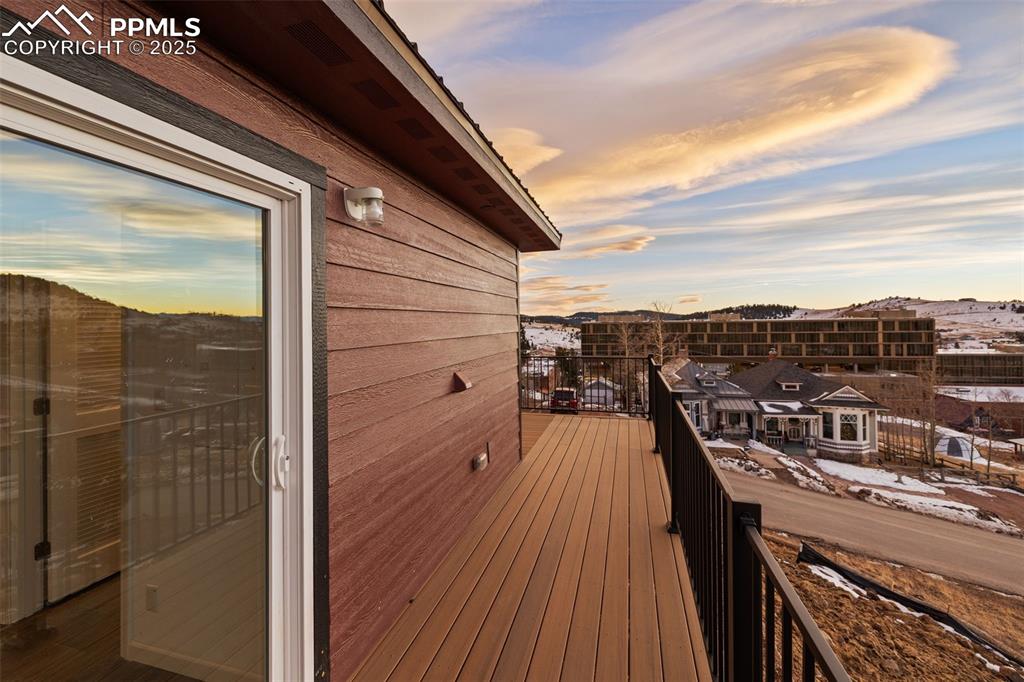 Image 26 of 35: Deck