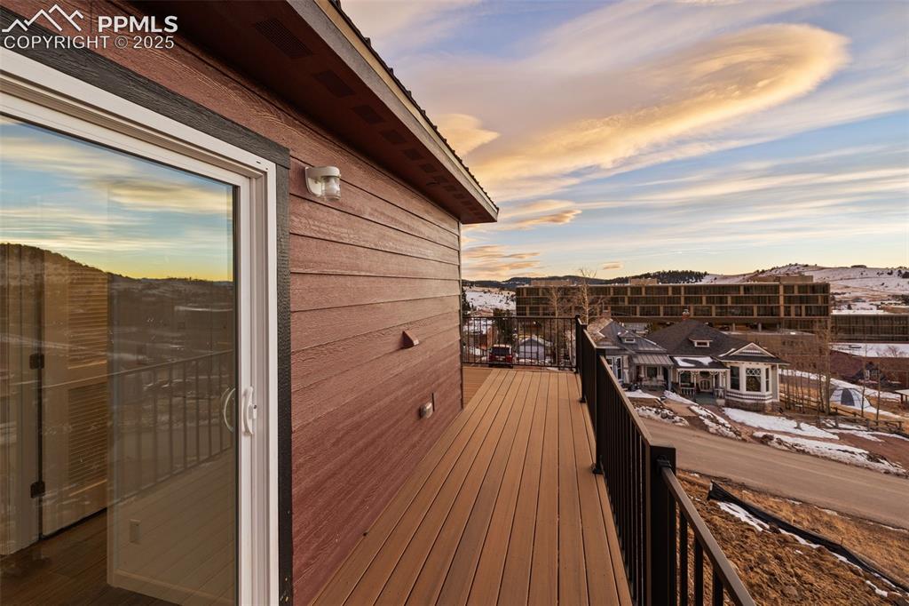 Image 29 of 42: Deck