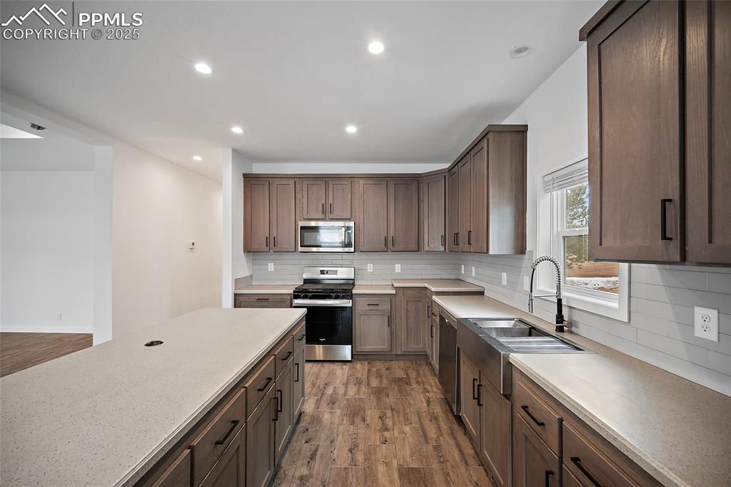 Image 11 of 32: Kitchen