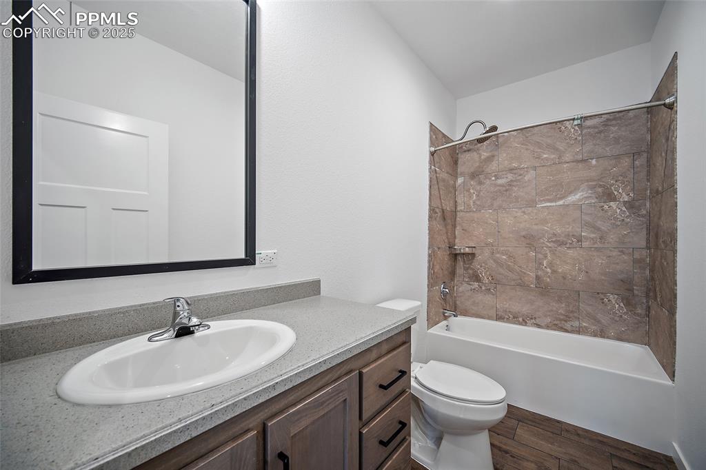 Image 17 of 32: Bathroom