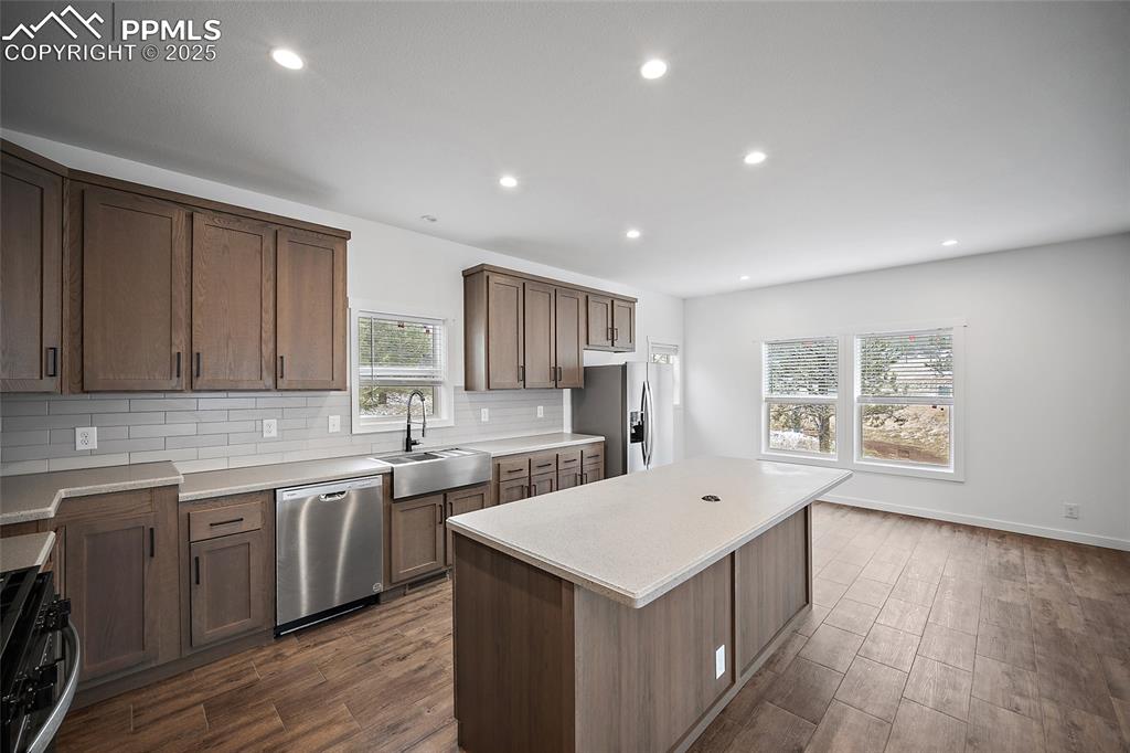 Image 9 of 32: Kitchen