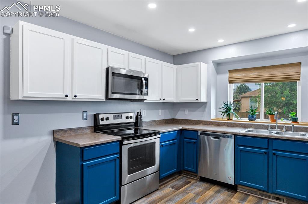 Image 14 of 30: Kitchen
