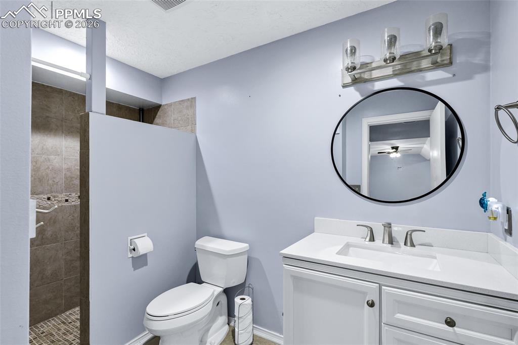 Image 23 of 30: Bathroom