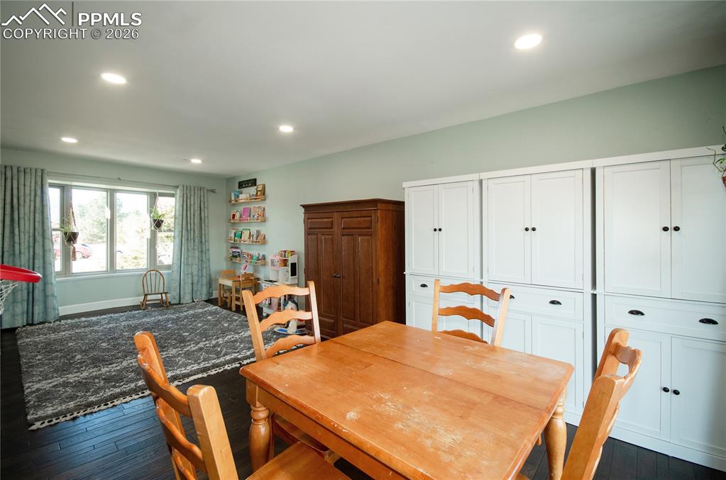 Image 17 of 49: Dining Area