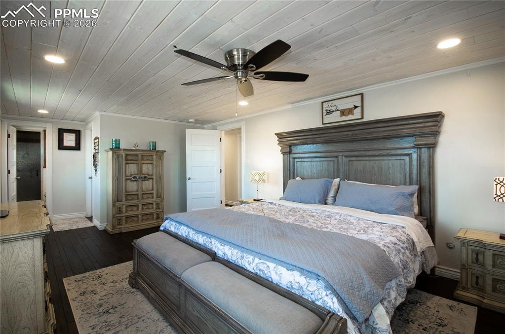 Image 22 of 49: Bedroom