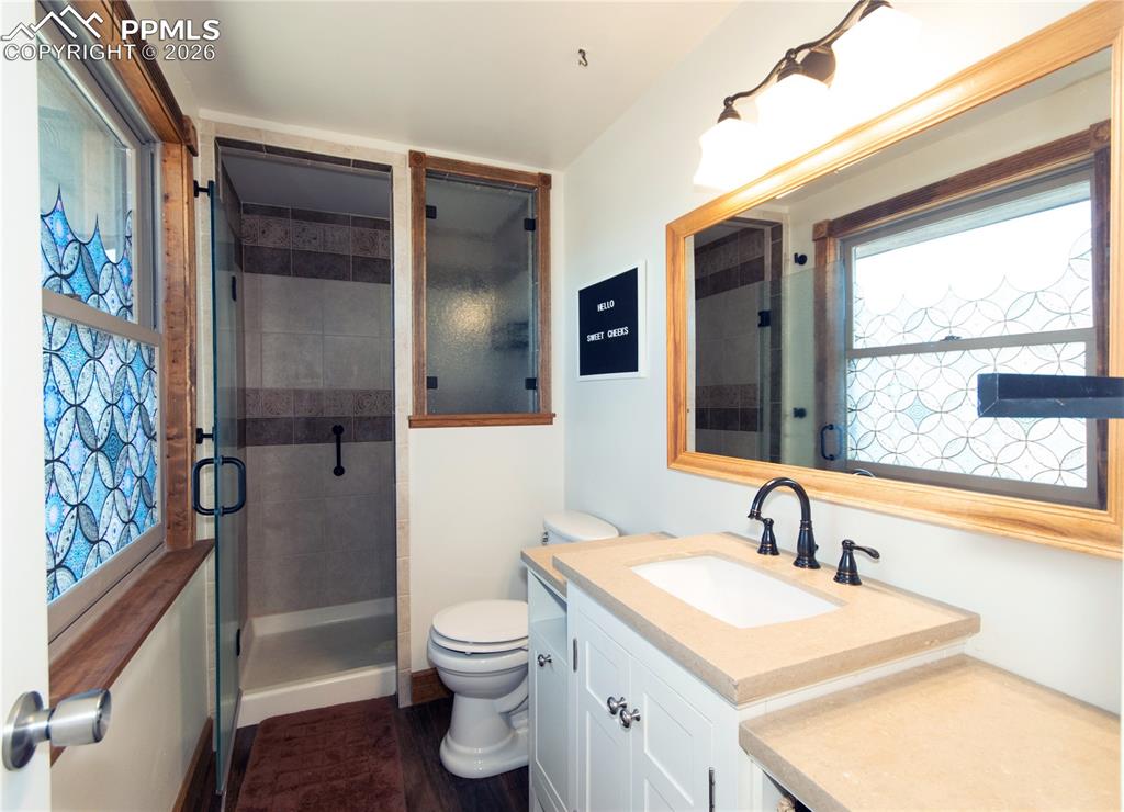 Image 23 of 49: Bathroom