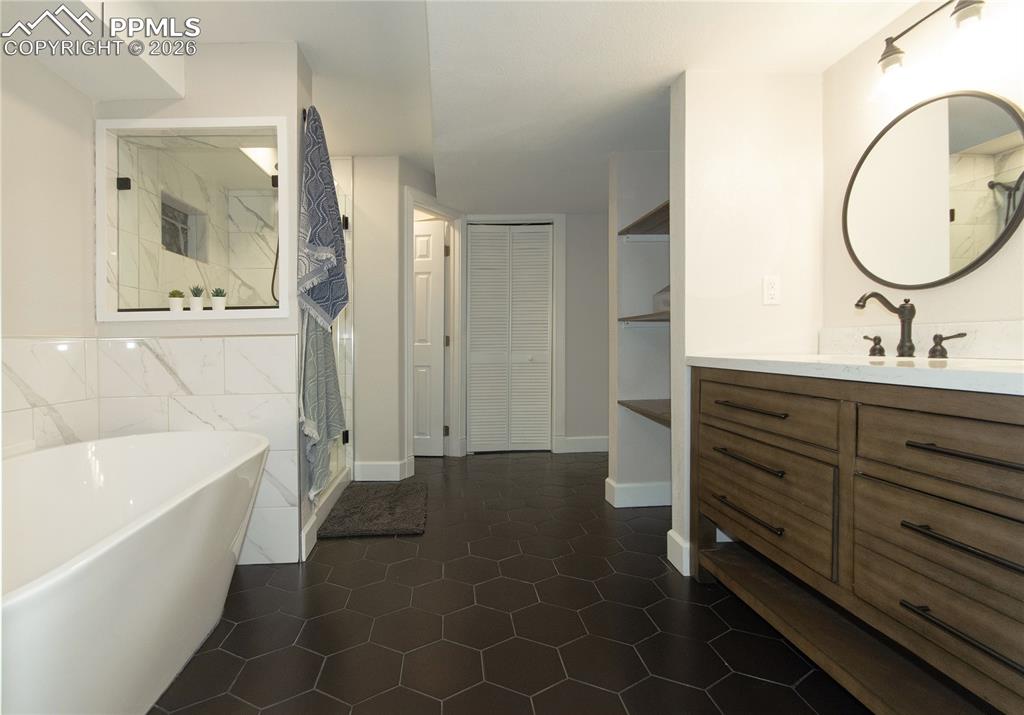 Image 35 of 49: Bathroom