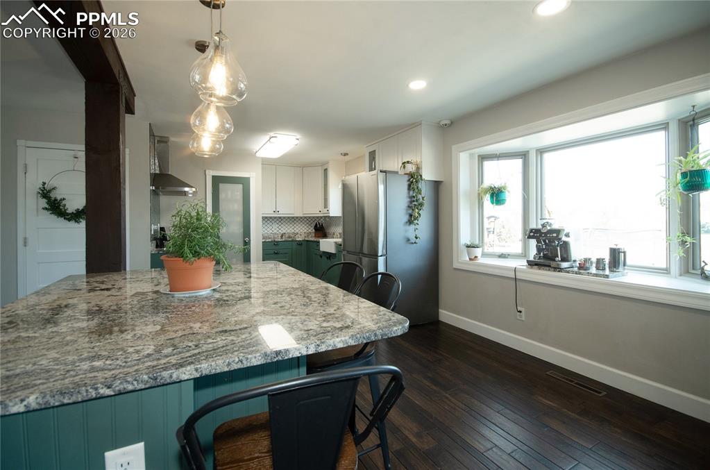 Image 7 of 49: Kitchen