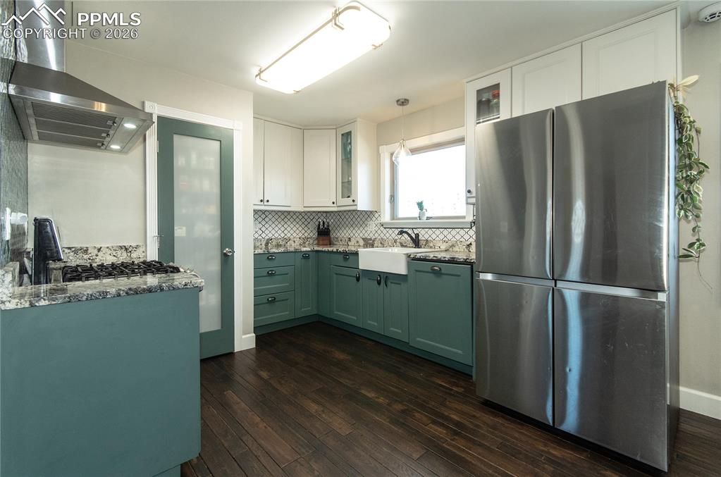 Image 8 of 49: Kitchen