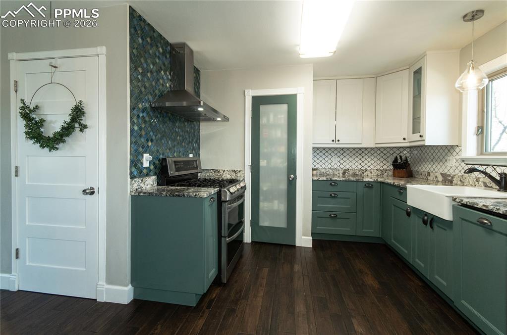 Image 9 of 49: Kitchen