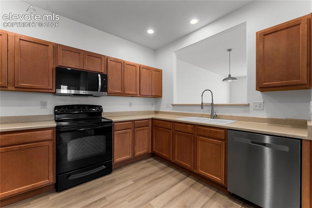 Image 10 of 27: Kitchen