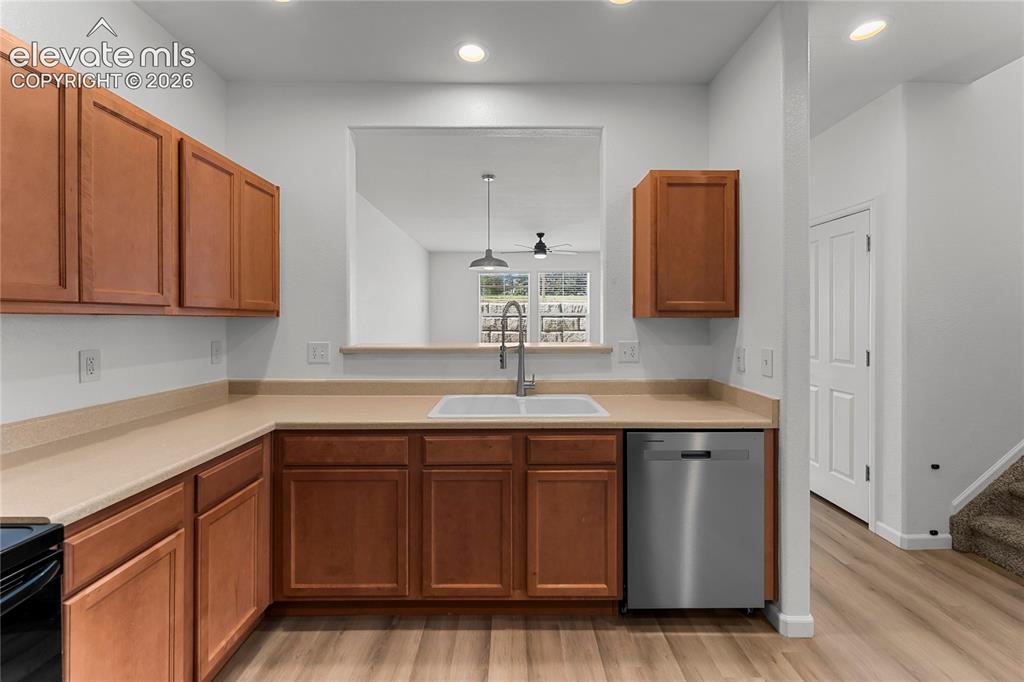 Image 11 of 27: Kitchen