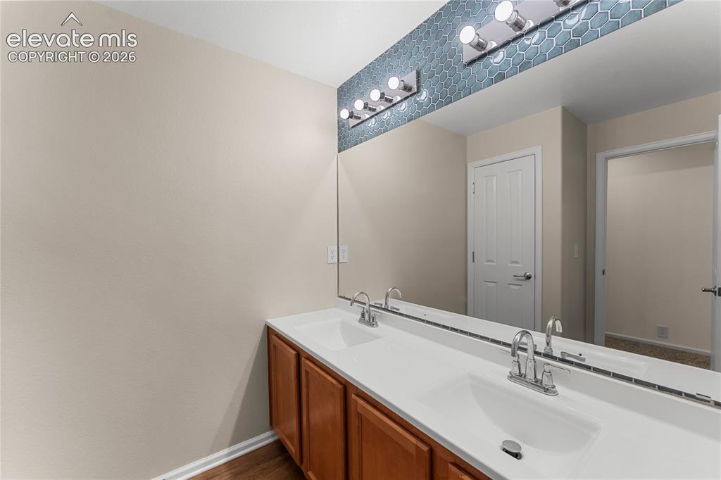 Image 17 of 27: Bathroom