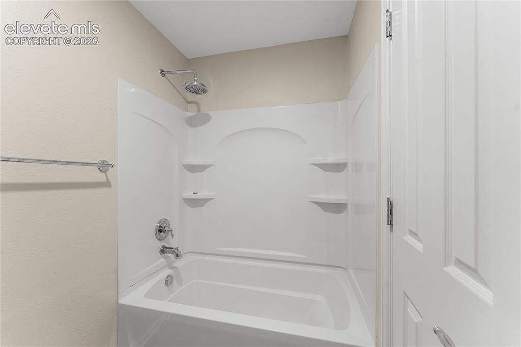 Image 18 of 27: Bathroom