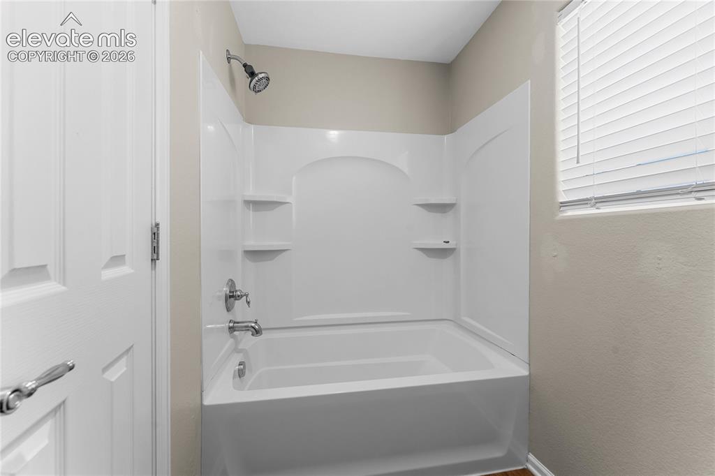 Image 22 of 27: Bathroom