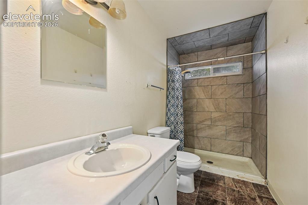 Image 12 of 27: Bathroom