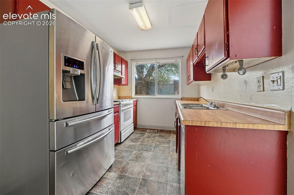 Image 19 of 27: Kitchen