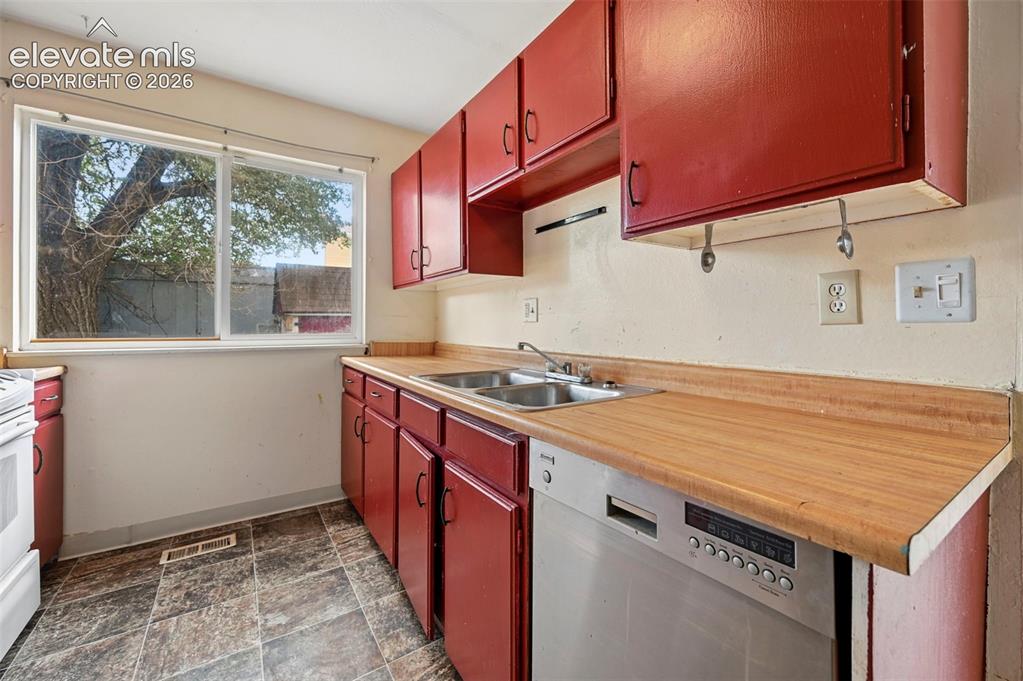 Image 21 of 27: Kitchen