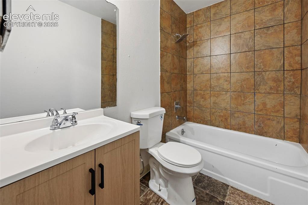 Image 24 of 27: Bathroom