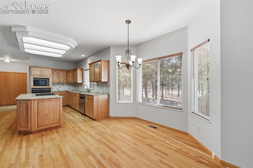 Image 19 of 50: Kitchen