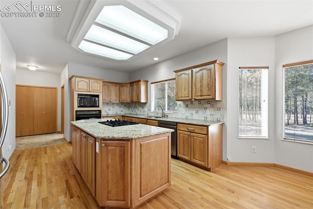 Image 21 of 50: Kitchen