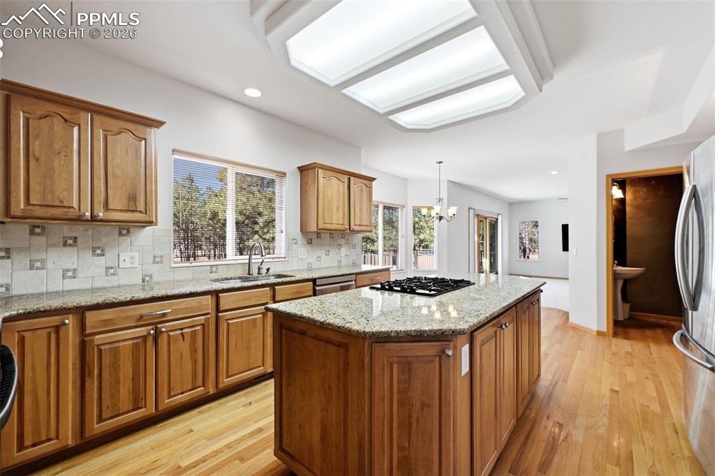 Image 22 of 50: Kitchen