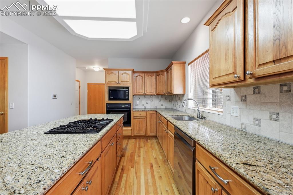 Image 23 of 50: Kitchen