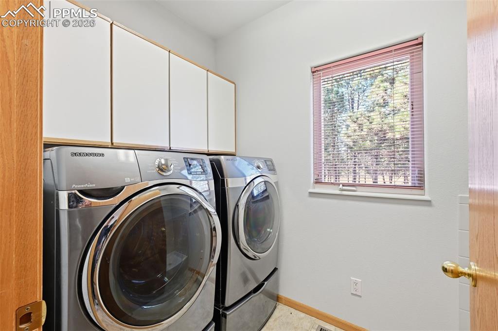 Image 27 of 50: Laundry