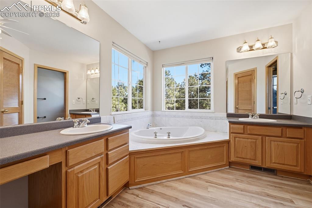 Image 31 of 50: Bathroom