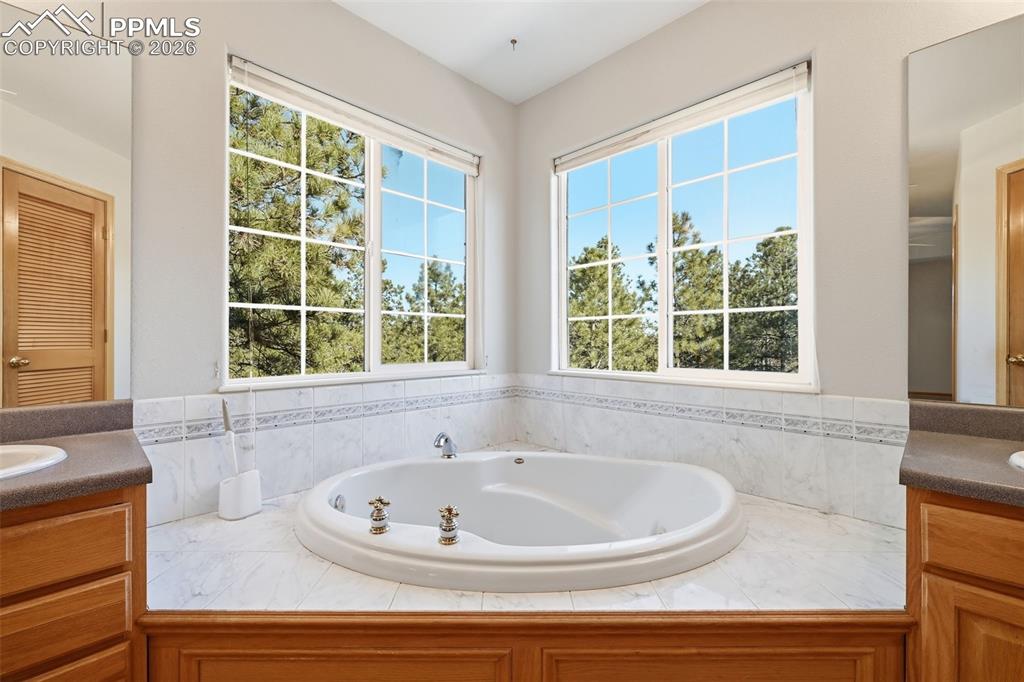 Image 32 of 50: Bathroom