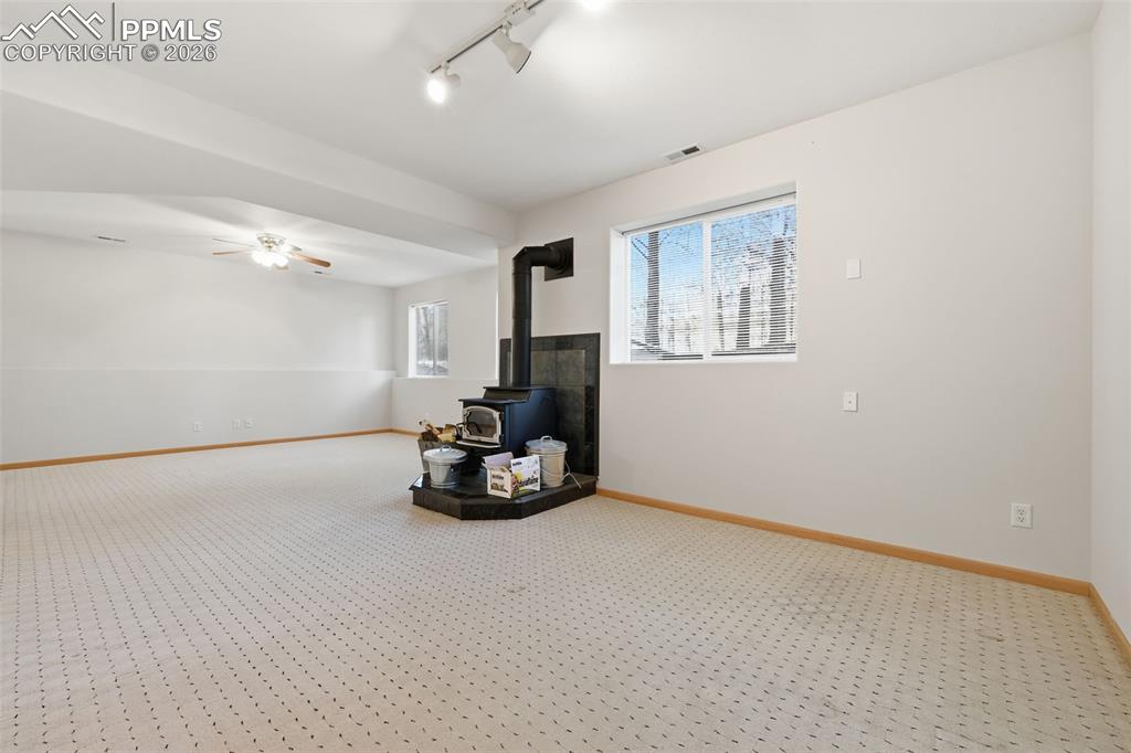 Image 40 of 50: Living Room