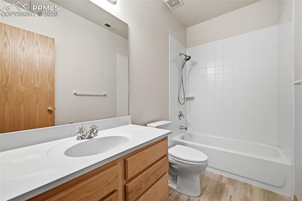 Image 45 of 50: Bathroom