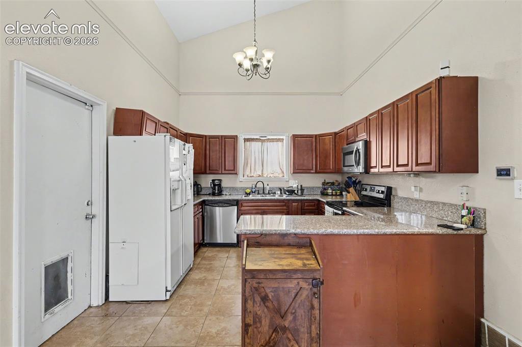 Image 11 of 30: Kitchen