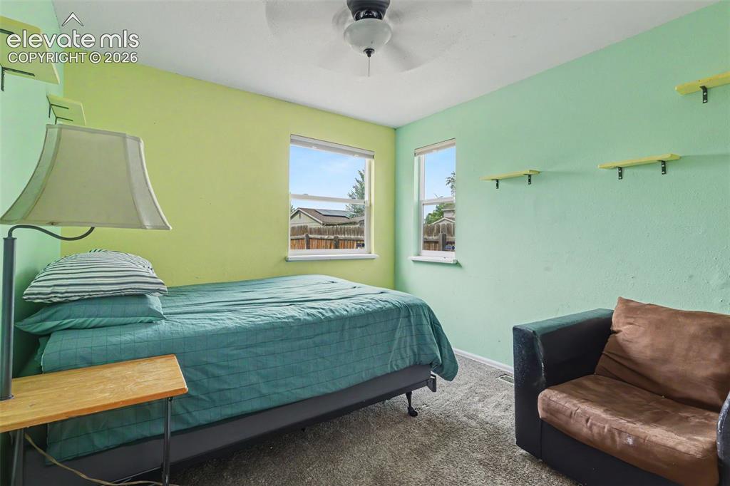 Image 18 of 30: Bedroom