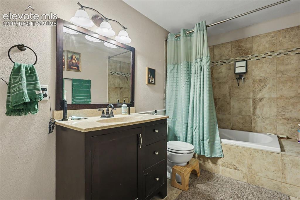 Image 25 of 30: Bathroom