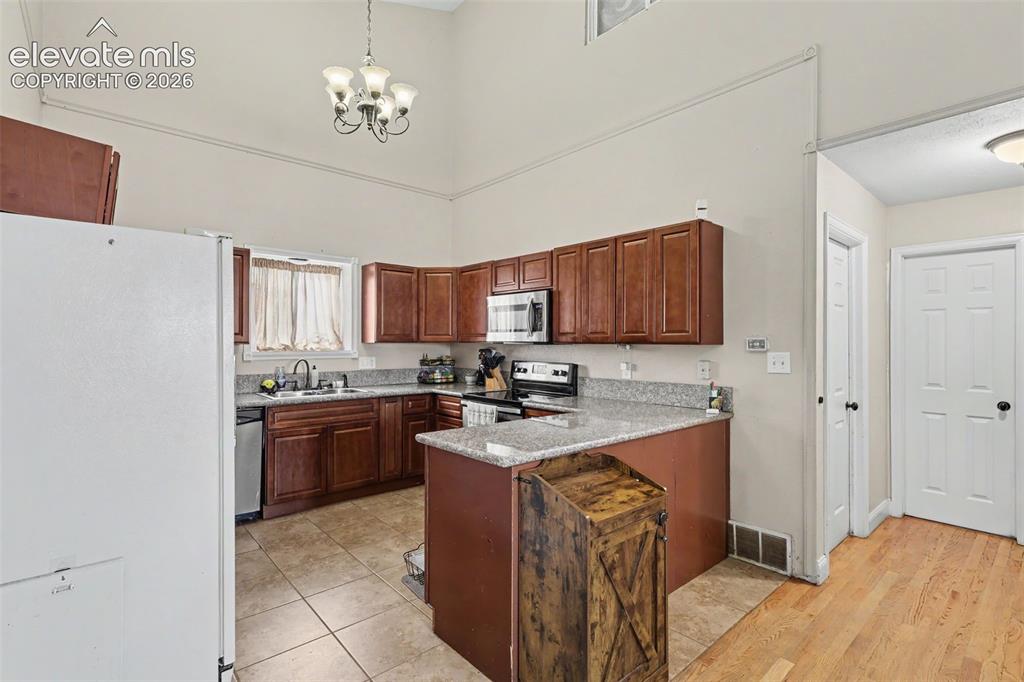 Image 8 of 30: Kitchen