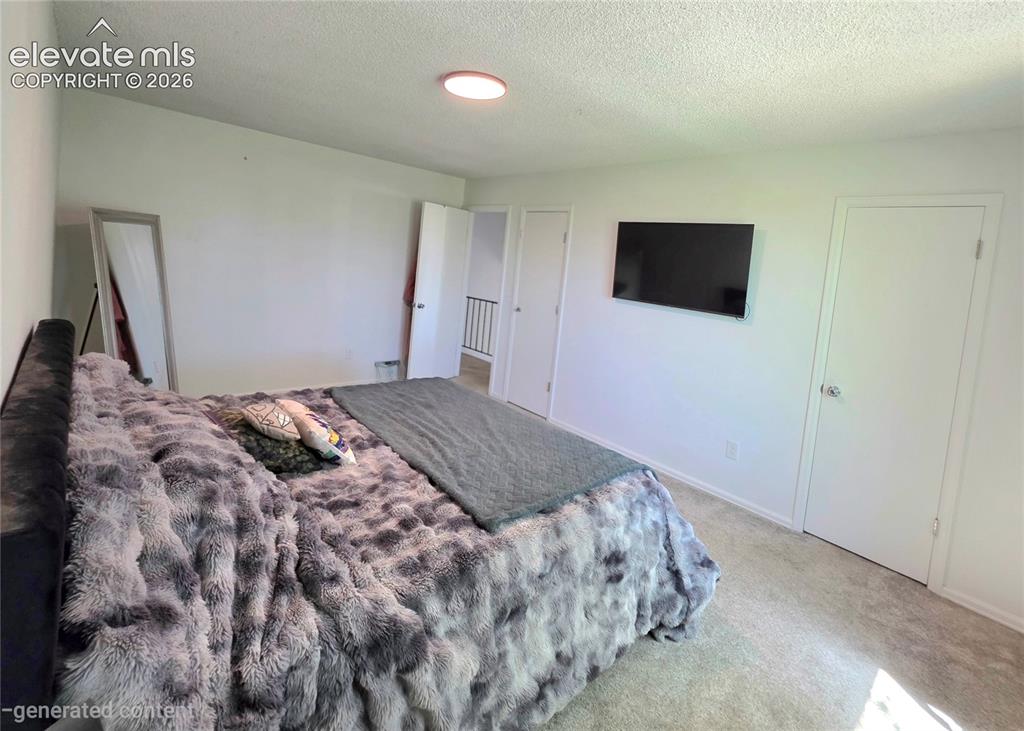Image 19 of 19: Bedroom