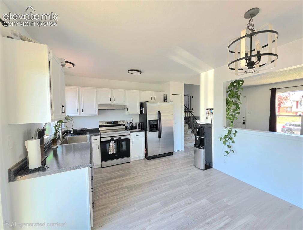 Image 4 of 19: Kitchen
