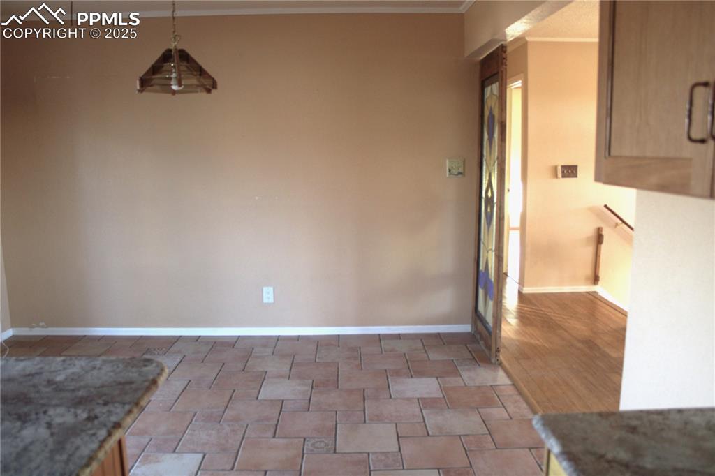Image 13 of 48: Dining area