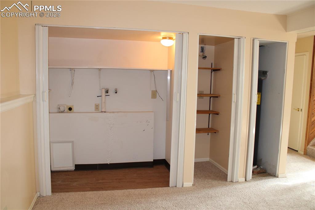 Image 27 of 48: Laundry facilities on lower level.