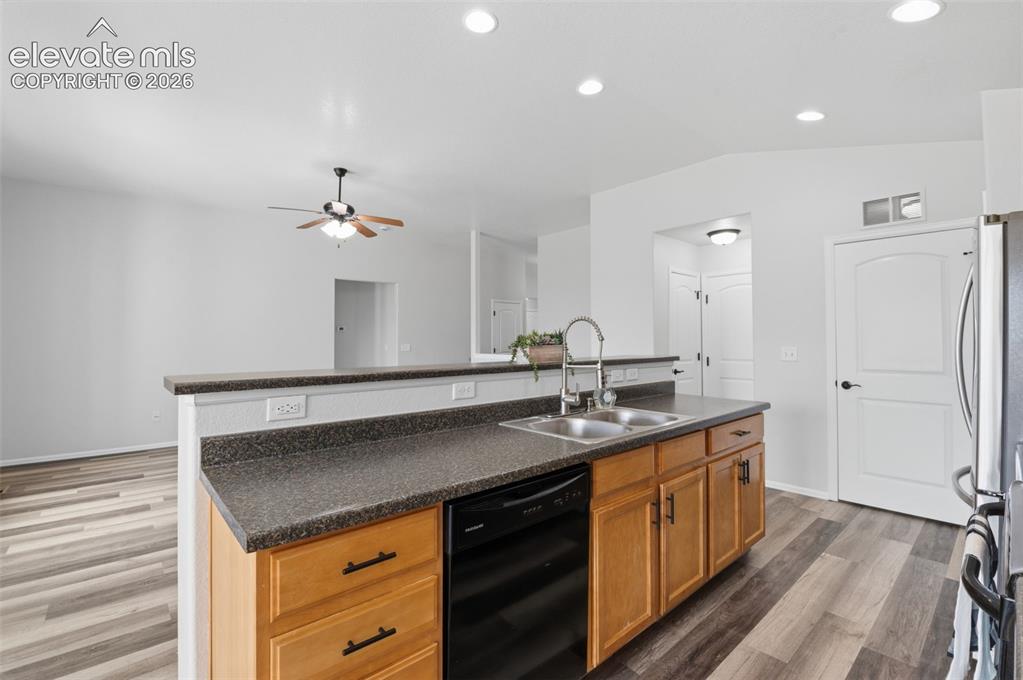 Image 11 of 50: Kitchen
